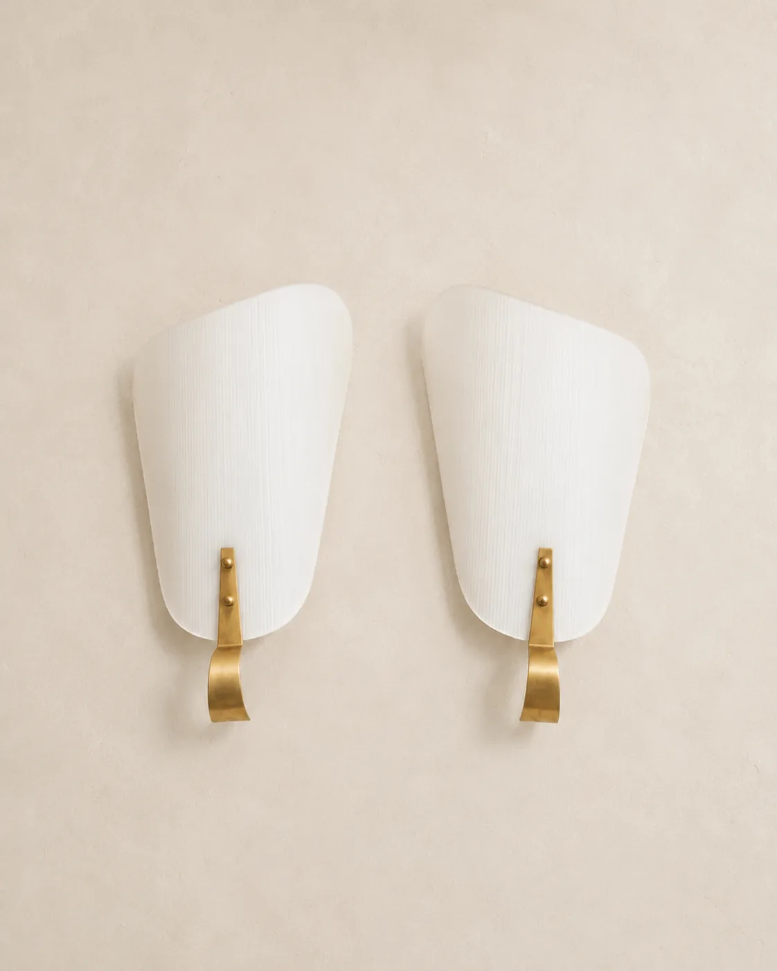Italian vintage acrylic Stilnovo wall sconces with brass fittings.